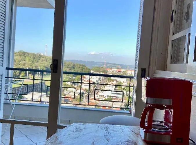 Casa em bairro nobre, bem localizada, com suite.